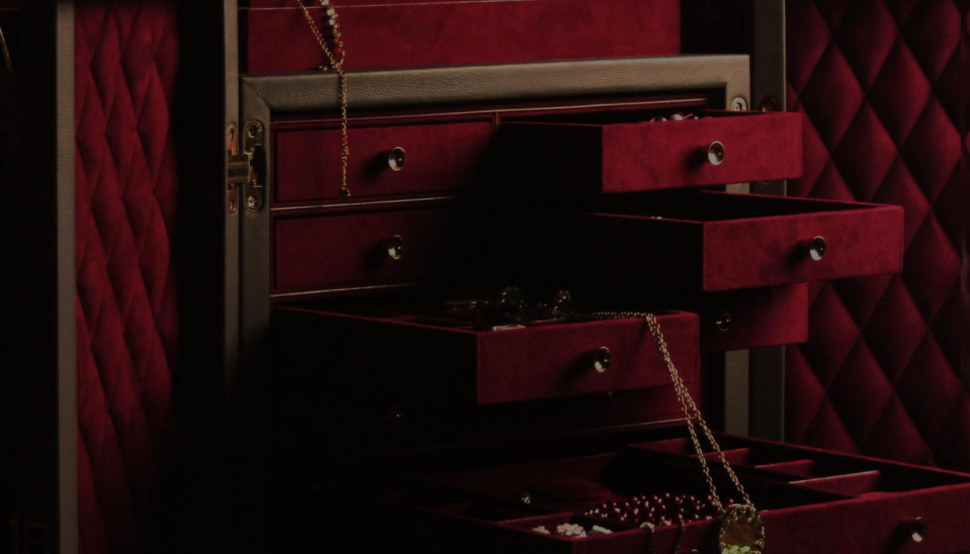 THE JEWELRY CABINET TRUNK